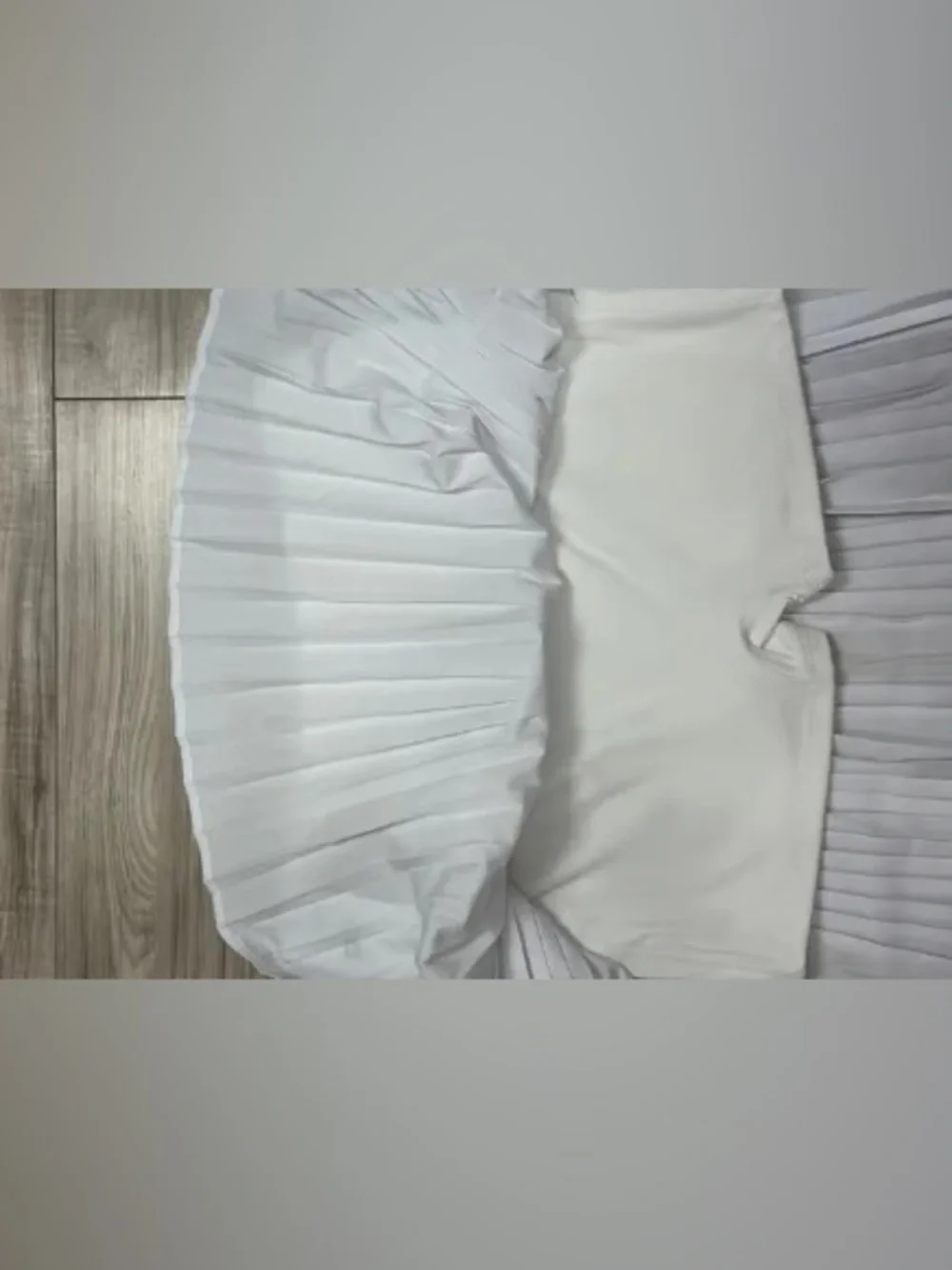 ALO Yoga White Pleated Tennis Skirt - Picture 2 of 2